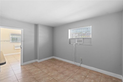Condo in Miami, Florida, 1 bedroom  № 2033734 - photo 12