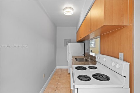 Condo in Miami, Florida, 1 bedroom  № 2033734 - photo 10