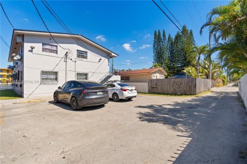 Condo in Miami, Florida, 1 bedroom  № 2033734 - photo 3