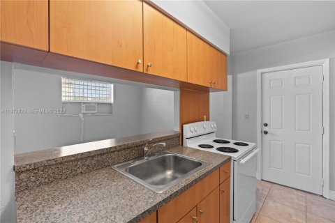 Condo in Miami, Florida, 1 bedroom  № 2033734 - photo 11