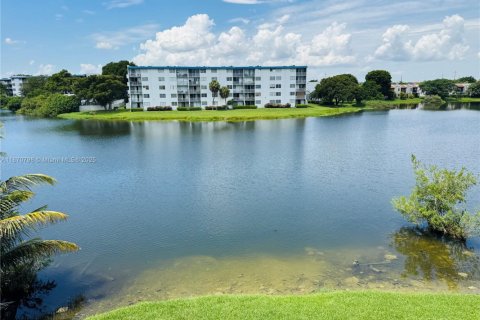 Condominio en alquiler en Miami, Florida, 1 dormitorio, 78.22 m2 № 1927213 - foto 3