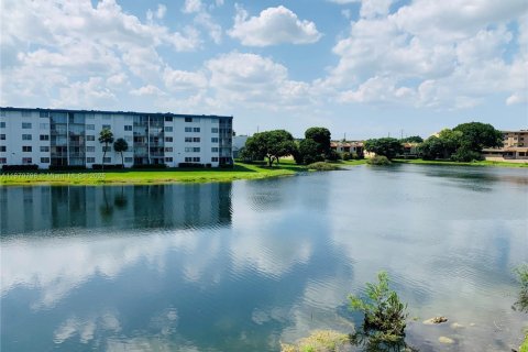 Condominio en alquiler en Miami, Florida, 1 dormitorio, 78.22 m2 № 1927213 - foto 1