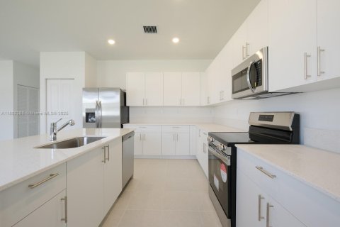 Casa en venta en Homestead, Florida, 5 dormitorios, 321.07 m2 № 1928514 - foto 12