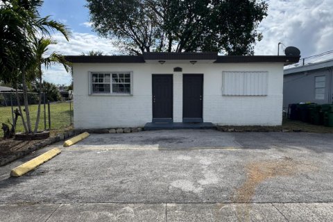 Commercial property in Hallandale Beach, Florida 90.39 sq.m. № 2286663