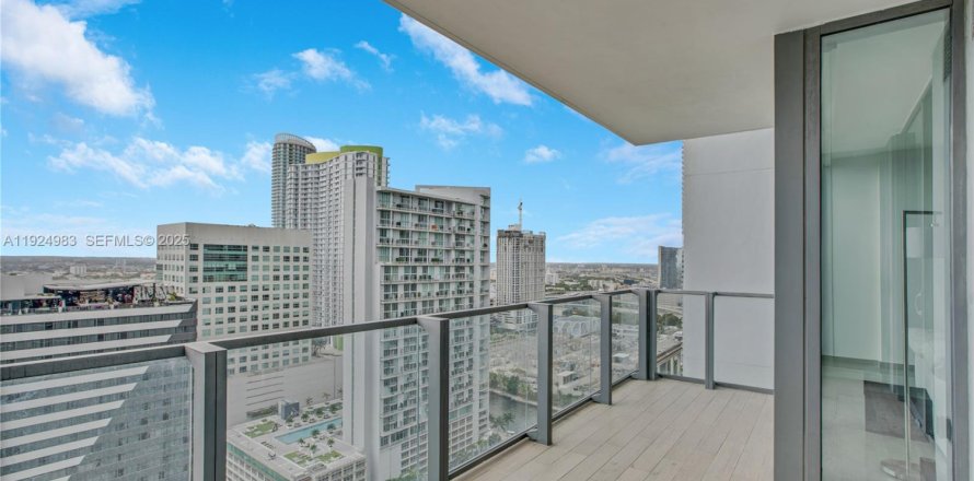 Condominio en Miami, Florida, 1 dormitorio № 1986541