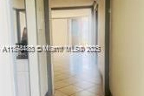 Appartement à louer à Hialeah, Floride: 3 chambres, 120.77 m2 № 1948027 - photo 2