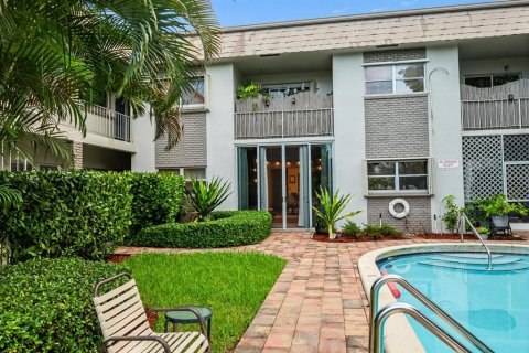 Condo in Oakland Park, Florida, 2 bedrooms № 2378162 - photo 2