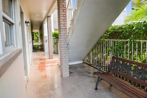 Condo in Oakland Park, Florida, 2 bedrooms № 2378162 - photo 13