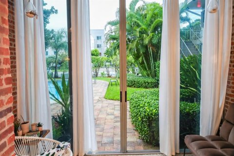 Condo in Oakland Park, Florida, 2 bedrooms № 2378162 - photo 12