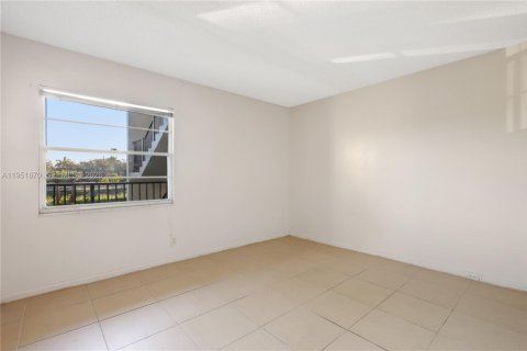 Condo in Pembroke Pines, Florida, 2 bedrooms  № 2054366 - photo 21