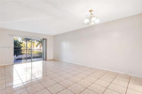 Condo in Pembroke Pines, Florida, 2 bedrooms  № 2054366 - photo 10