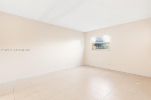 Condo in Pembroke Pines, Florida, 2 bedrooms  № 2054366 - photo 16