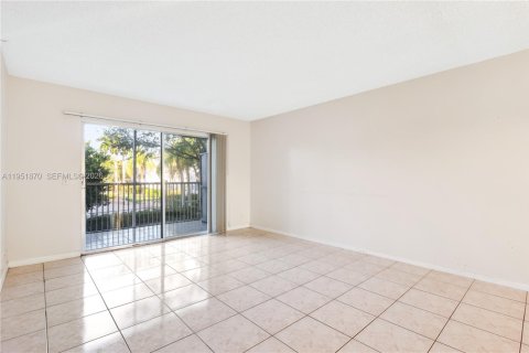 Condo in Pembroke Pines, Florida, 2 bedrooms  № 2054366 - photo 11