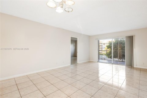 Condo in Pembroke Pines, Florida, 2 bedrooms  № 2054366 - photo 9
