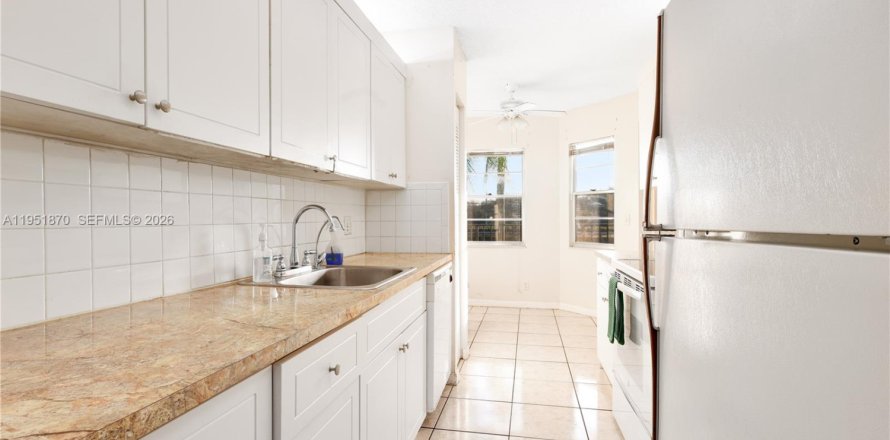 Condo in Pembroke Pines, Florida, 2 bedrooms  № 2054366