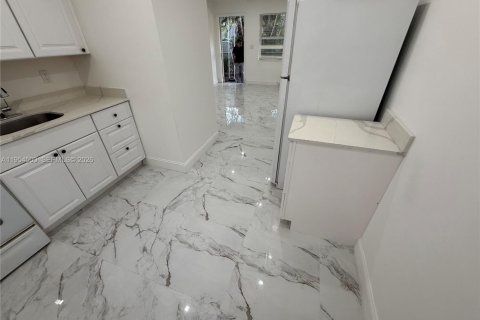 Casa en alquiler en Hollywood, Florida, 2 dormitorios, 143.35 m2 № 2008351 - foto 2