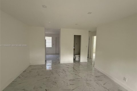 Casa en alquiler en Hollywood, Florida, 2 dormitorios, 143.35 m2 № 2008351 - foto 4