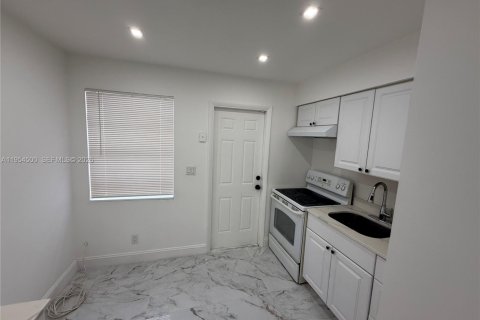 Casa en alquiler en Hollywood, Florida, 2 dormitorios, 143.35 m2 № 2008351 - foto 3