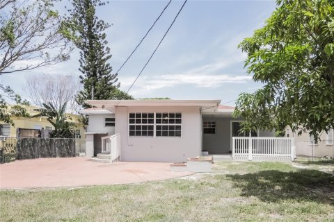 House in Lake Worth, Florida 3 bedrooms, 146.79 sq.m. № 1993563 - photo 14