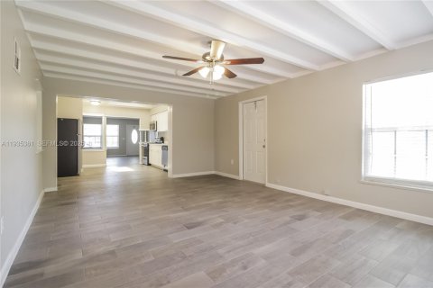 House in Lake Worth, Florida 3 bedrooms, 146.79 sq.m. № 1993563 - photo 3