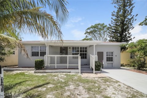 House in Lake Worth, Florida 3 bedrooms, 146.79 sq.m. № 1993563