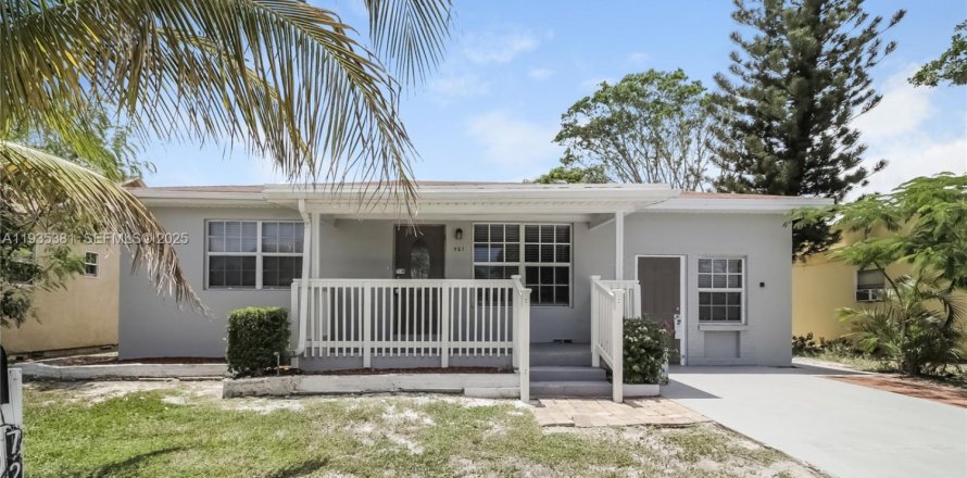 House in Lake Worth, Florida 3 bedrooms, 146.79 sq.m. № 1993563