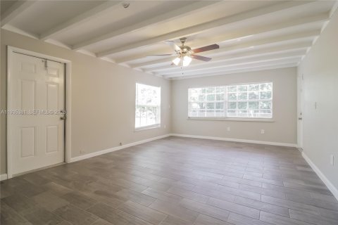 House in Lake Worth, Florida 3 bedrooms, 146.79 sq.m. № 1993563 - photo 2