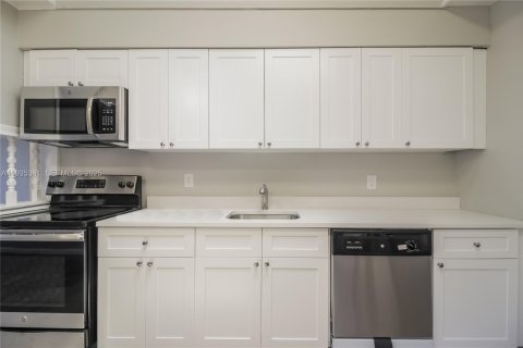 House in Lake Worth, Florida 3 bedrooms, 146.79 sq.m. № 1993563 - photo 5