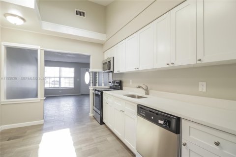 House in Lake Worth, Florida 3 bedrooms, 146.79 sq.m. № 1993563 - photo 4