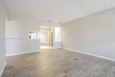 House in Lake Worth, Florida 3 bedrooms, 146.79 sq.m. № 1993563 - photo 6