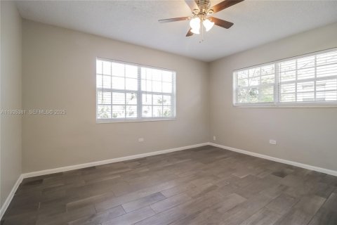 House in Lake Worth, Florida 3 bedrooms, 146.79 sq.m. № 1993563 - photo 11