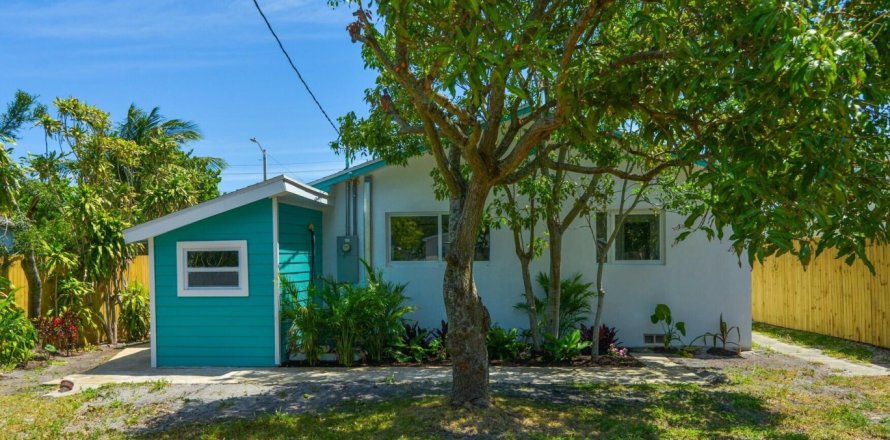 House in Lake Worth, Florida 2 bedrooms, 137.5 sq.m. № 1121068