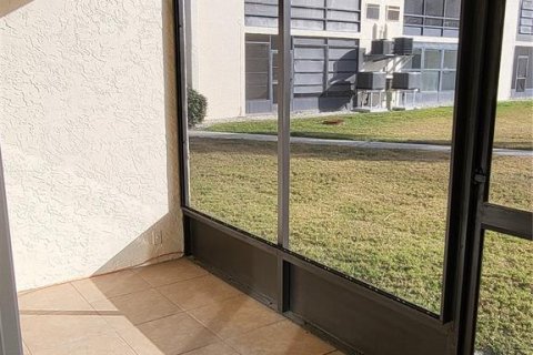 Condo in New Port Richey, Florida, 1 bedroom  № 2099540 - photo 14