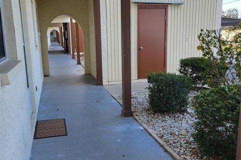 Condo in New Port Richey, Florida, 1 bedroom  № 2099540 - photo 2
