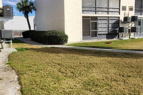 Condo in New Port Richey, Florida, 1 bedroom  № 2099540 - photo 17