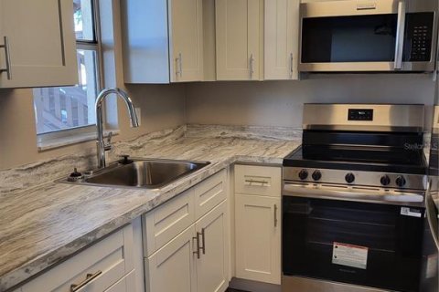 Condo in New Port Richey, Florida, 1 bedroom  № 2099540 - photo 3
