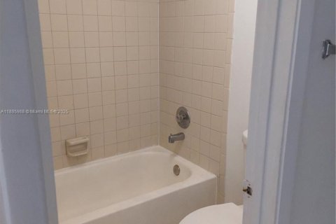 Condo in Miami, Florida, 3 bedrooms  № 1953367 - photo 21