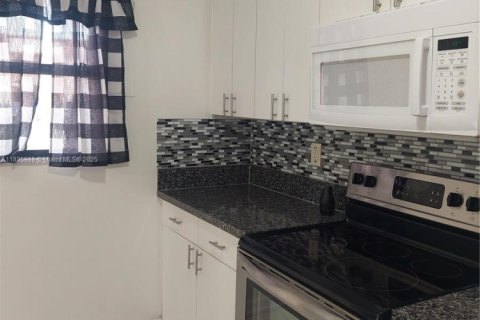 Condo in Miami, Florida, 3 bedrooms  № 1953367 - photo 17