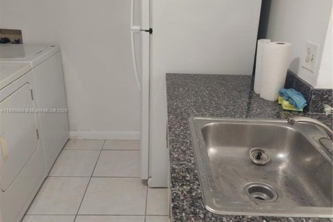 Condo in Miami, Florida, 3 bedrooms  № 1953367 - photo 4