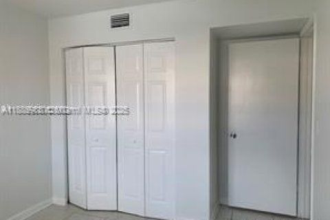 Condo in Miami, Florida, 3 bedrooms  № 1953367 - photo 25
