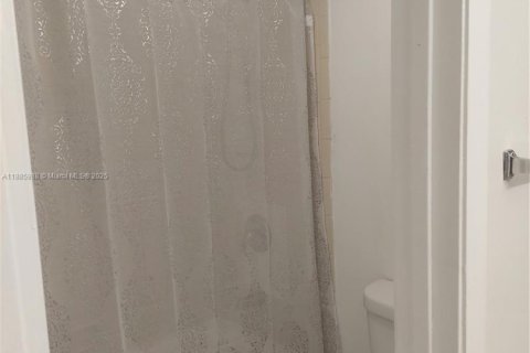 Condo in Miami, Florida, 3 bedrooms  № 1953367 - photo 11