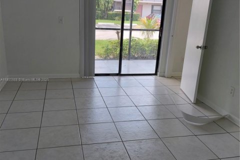 Condo in Miami, Florida, 3 bedrooms  № 1953367 - photo 19