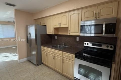 Apartamento en alquiler en Miami, Florida, 2 dormitorios, 207.54 m2 № 2011177 - foto 10