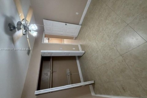 Apartamento en alquiler en Miami, Florida, 2 dormitorios, 207.54 m2 № 2011177 - foto 4