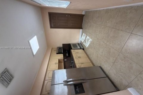 Apartamento en alquiler en Miami, Florida, 2 dormitorios, 207.54 m2 № 2011177 - foto 9