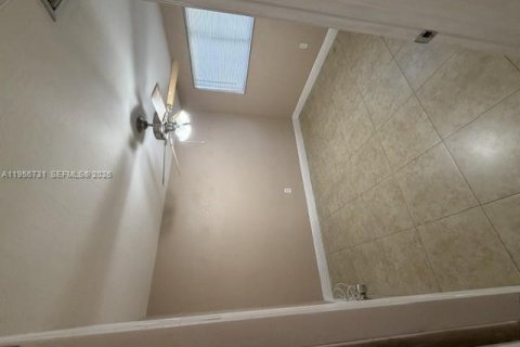 Apartamento en alquiler en Miami, Florida, 2 dormitorios, 207.54 m2 № 2011177 - foto 3