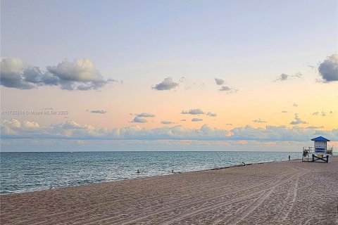 Condo in Hollywood, Florida, 1 bedroom  № 1939898 - photo 25