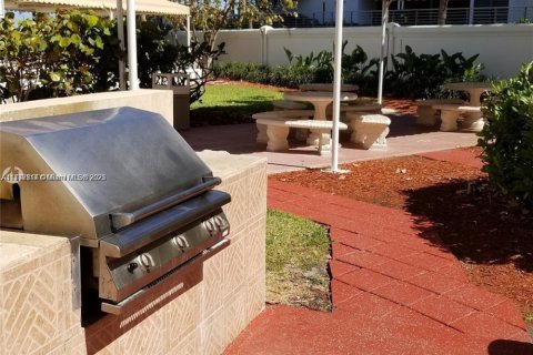 Condo in Hollywood, Florida, 1 bedroom  № 1939898 - photo 21