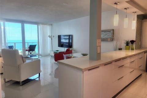 Condo in Hollywood, Florida, 1 bedroom  № 1939898 - photo 3