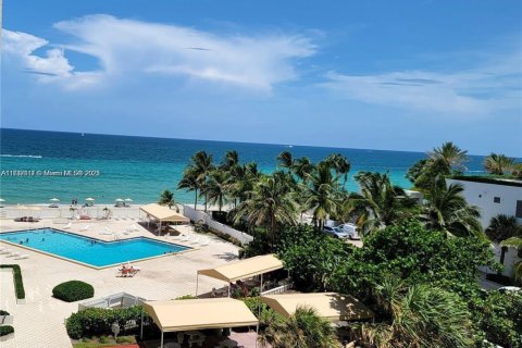 Condo in Hollywood, Florida, 1 bedroom  № 1939898 - photo 13